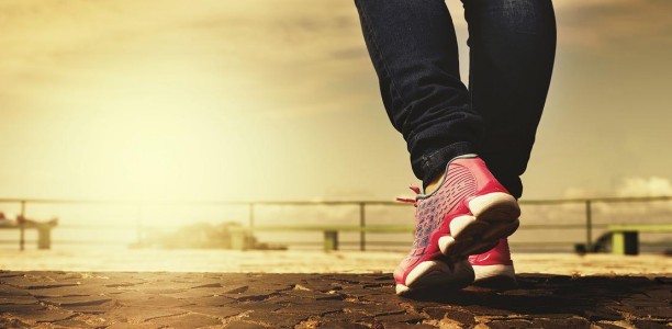 10.000 pasos diarios parece un objetivo muy saludable para las empresas que venden pulseras cuantificadoras y relojes inteligentes. Pero... ¿Esto esta fundamentado en algún dato concreto? ¿De donde sale este número tan redondo? Existen evidencias cientificas acerca de cuantos pasos son necesarios para tener una vida saludable. Aquí te cuento y algunas cosas más. /posts/10000-pasos-por-dia-verdad-o-mentira-de-los-smartwatches/featured-imaged.jpg