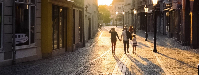 Recordemos las cosas que realmente importan, como la alegría de las cosas simples, la paz de vivir con honestidad y el tiempo con las personas que amamos. /posts/161---cosas-importantes-de-la-vida/featured-image.webp