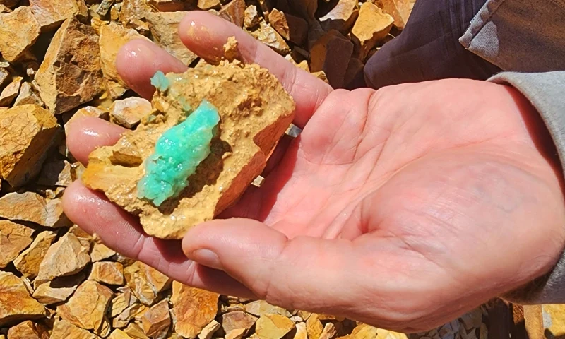 Minerales en piedras de alrededores de la mina La Mejicana