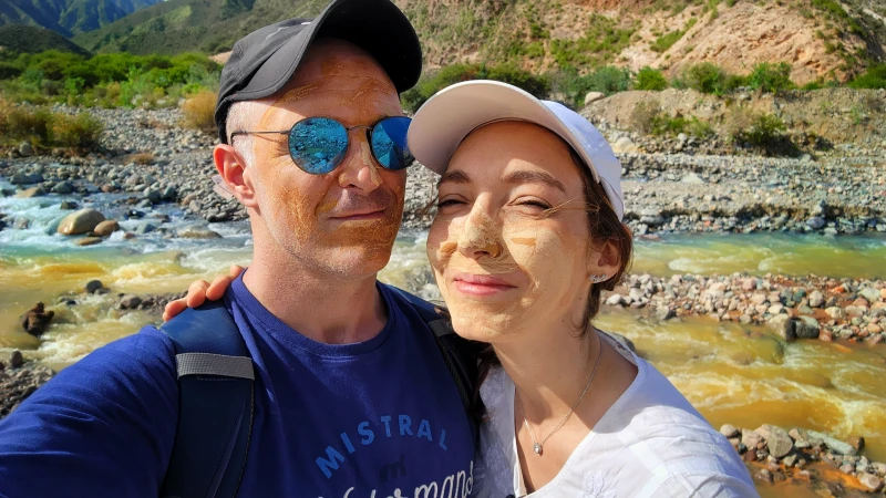 Cauce lleno de mineral del río.