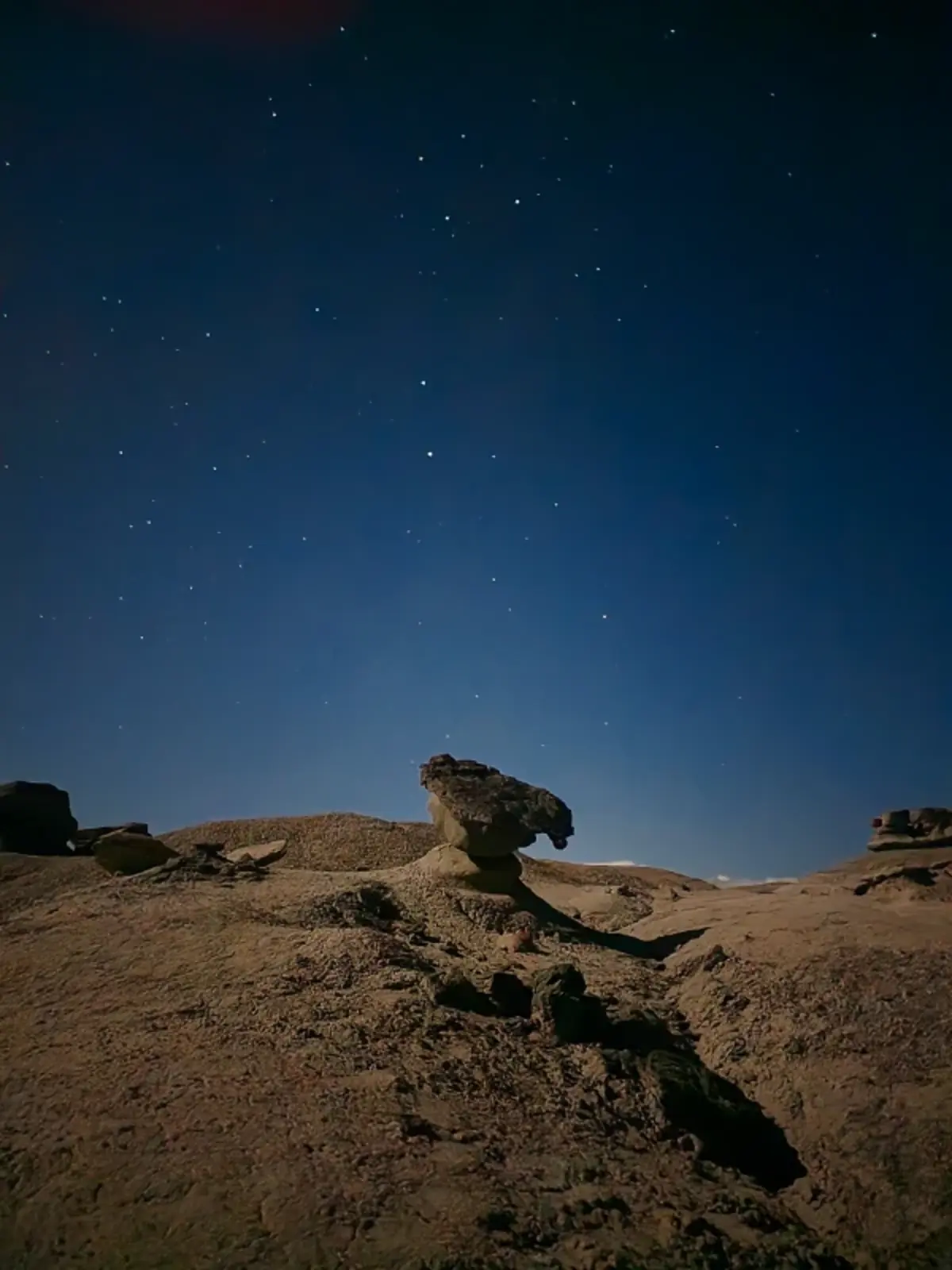 Foto con luz de luna llena en Ischigualasto