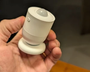 Foto de un sensor de movimiento zigbee