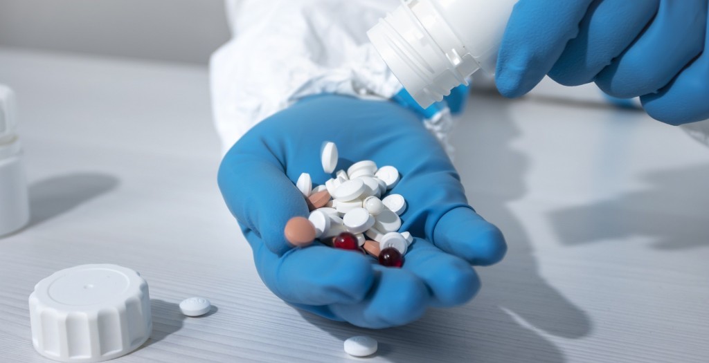 Hace casi un siglo el Dr. Alexander Fleming descubrió accidentalmente el hongo que producía la penicilina (1928). Esto permitirá salvar, más adelante, millones de vidas. Pero lo que no se suele comentar tan frecuentemente, es que también descubre que las bacterias desarrollaban rápidamente resistencia a la penicilina. Varias décadas después de este increíble descubrimiento nos enfrentamos a un problema inpensable en aquellos años: Estar a las puertas de una nueva era -preantibiótica-. /posts/resistencia-antibi%C3%B3tica-en-tiempos-actuales./featured-image.jpg